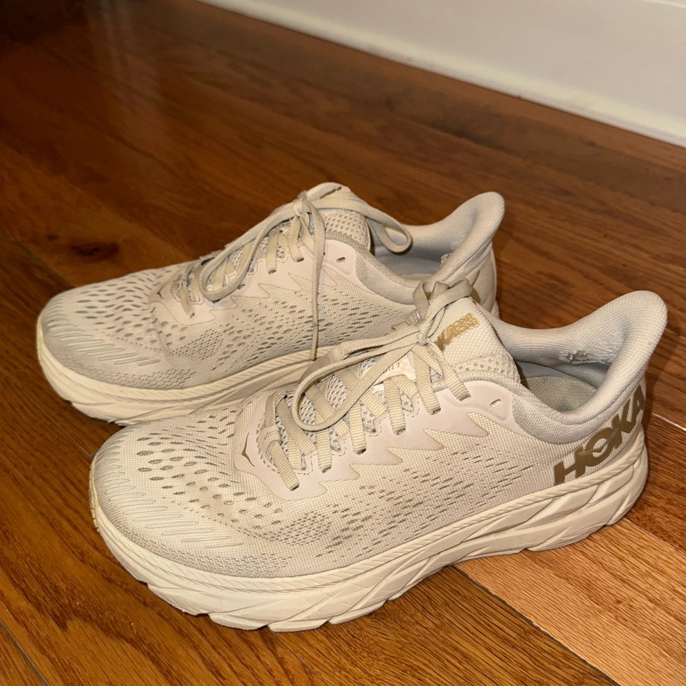 Clifton 7 Hoka Almond Milk Woman’s Size 9